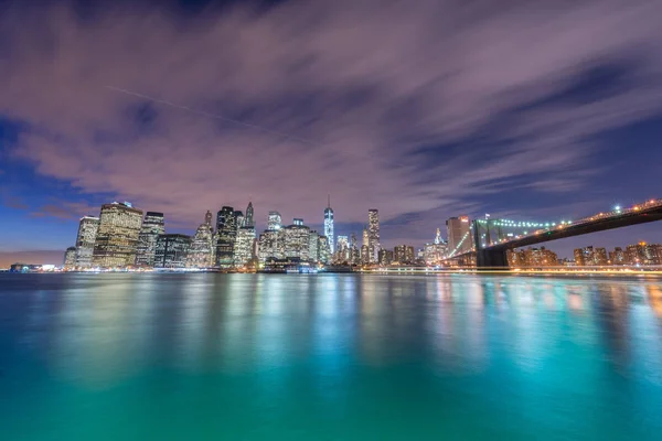 Night view of Manhattan and Brooklyn bridge — Stock Photo, Image