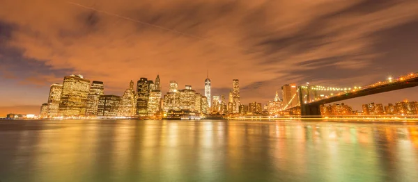 Nattutsikt över Manhattan och Brooklyn Bridge — Stockfoto