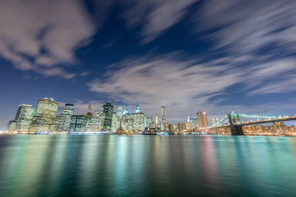 Nachtansicht von Manhattan und Brooklyn Bridge — Stockfoto