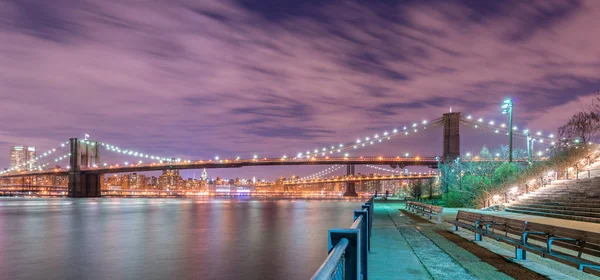 Nachtzicht op Manhattan en Brooklyn Bridge — Stockfoto