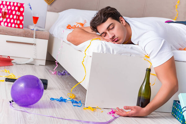 Мужчина после тяжелой рождественской вечеринки дома