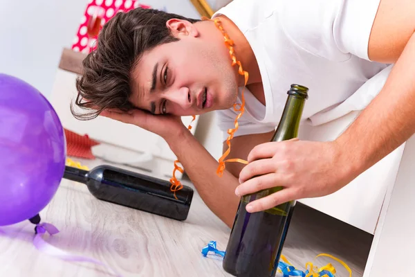 El hombre después de la pesada fiesta de Navidad en casa —  Fotos de Stock