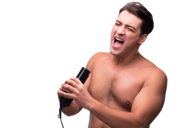 Saçlarını kurutan genç yakışıklı beyaz tenli.