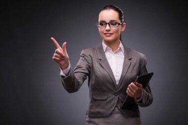 İş konseptinde tablet bilgisayarı olan kadın