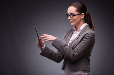İş konseptinde tablet bilgisayarı olan kadın