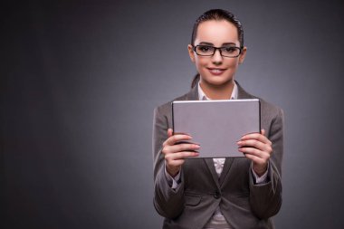 İş konseptinde tableti olan genç bir kadın.