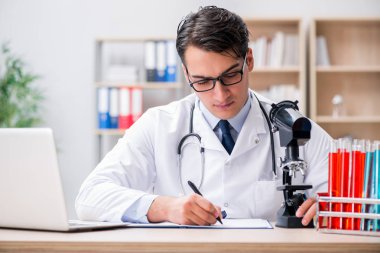 Laboratuarda çalışan adam doktor