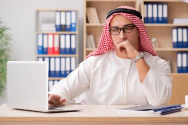 Ofiste çalışan Arap işadamı.