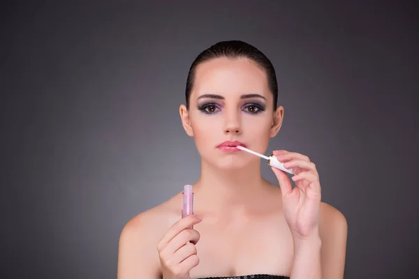 Hermosa mujer en concepto de belleza con lápiz labial —  Fotos de Stock