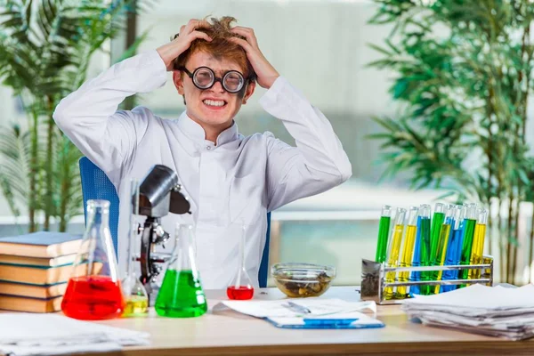 Молодий божевільний хімік працює в лабораторії — стокове фото