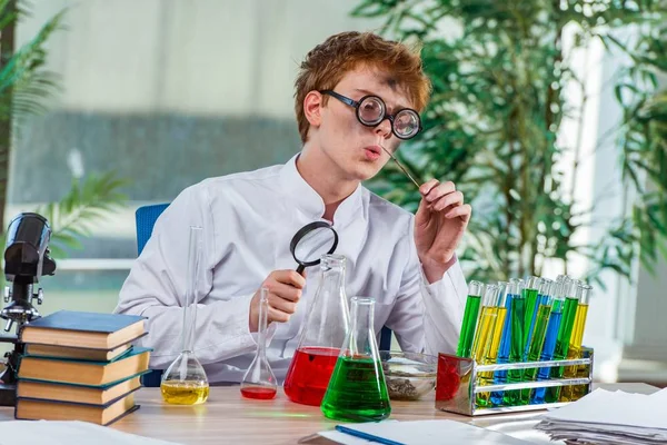 Jonge gek chemicus werken in het lab — Stockfoto