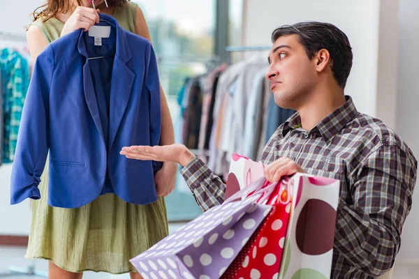 Karısı için Noel alışveriş sırasında bekleyen adam