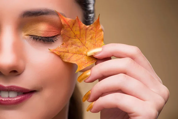 Mulher bonita em com outono folhas secas — Fotografia de Stock