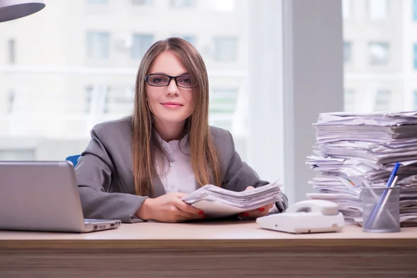 Bizneswoman pracująca w biurze — Zdjęcie stockowe