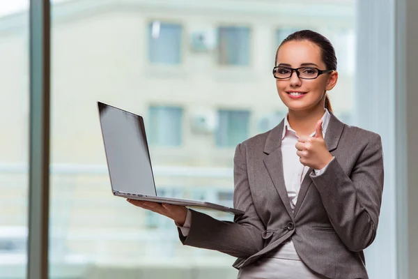 Empresária com laptop no conceito de negócio — Fotografia de Stock