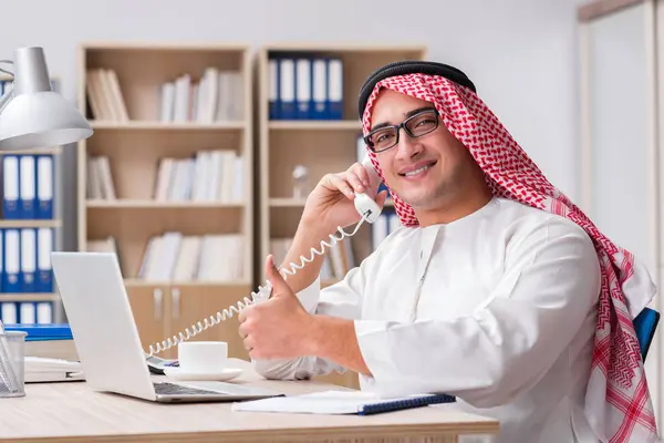 Homme d'affaires arabe travaillant dans le bureau — Photo