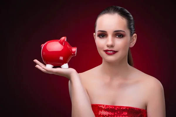 Jonge vrouw met rode spaarpot — Stockfoto