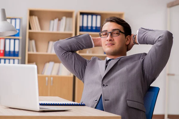 Jeune homme d'affaires beau travaillant sur le bureau — Photo