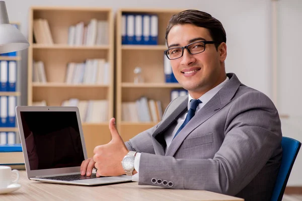 Jeune homme d'affaires beau travaillant sur le bureau — Photo