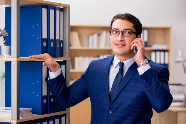 Knappe zakenman spreken op mobiele telefoon — Stockfoto