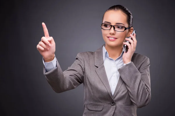 Affärskvinna med mobiltelefon i affärsidé — Stockfoto