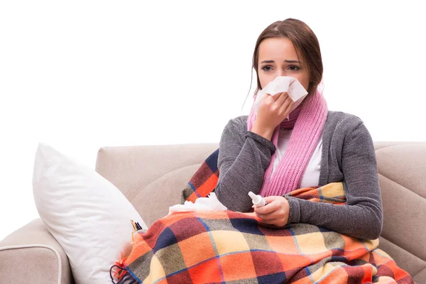 Kranke Frau liegt auf dem Sofa — Stockfoto