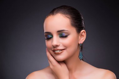 Güzel kadın mücevher güzellik kavramı ile