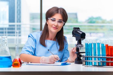 Laboratuvarda çalışan genç kadın