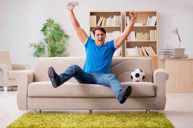 Adam evde futbol izlerken