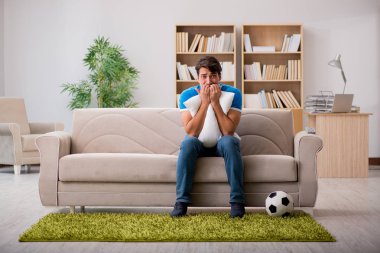 Adam evde futbol izlerken