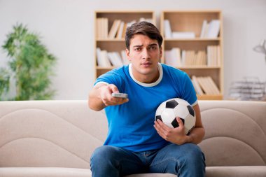 Adam evde futbol izlerken