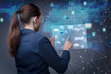 Bulut bilgi işlem kavramı tablet kadınla