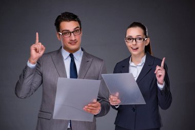 Sanal ekran üzerinde çalışan iş adamları