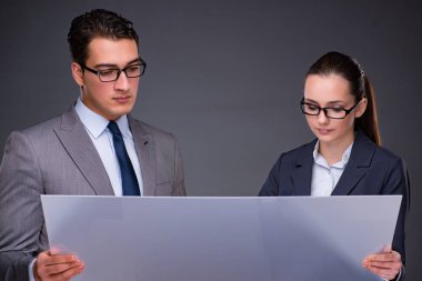 Sanal ekran üzerinde çalışan iş adamları