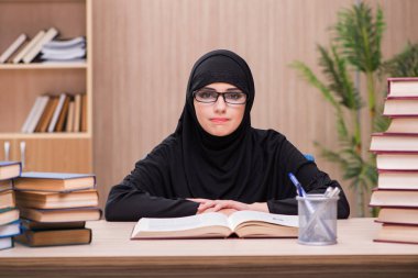 Kadın Müslüman öğrenci sınavlara hazırlama