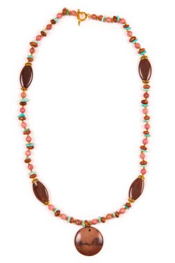 Beyaz arka plan üzerinde izole mücevher kolye