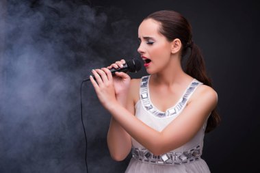 Karaoke kulüpte şarkı söyleyen genç kız