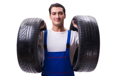Yakışıklı lastik tamircisi beyazda izole edilmiş.