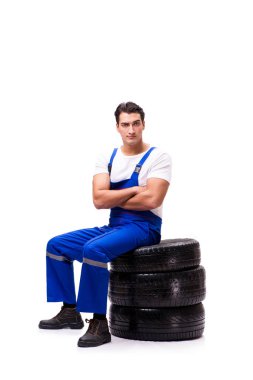 Yakışıklı lastik tamircisi beyazda izole edilmiş.