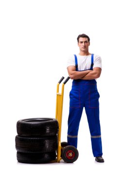 Yakışıklı lastik tamircisi beyazda izole edilmiş.