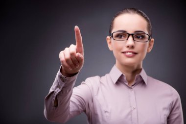 İş kadını iş kavramı içinde sanal düğmesine basarak