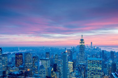Günbatımında New York Manhattan 'ın gece manzarası