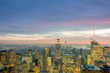Günbatımında New York Manhattan 'ın gece manzarası