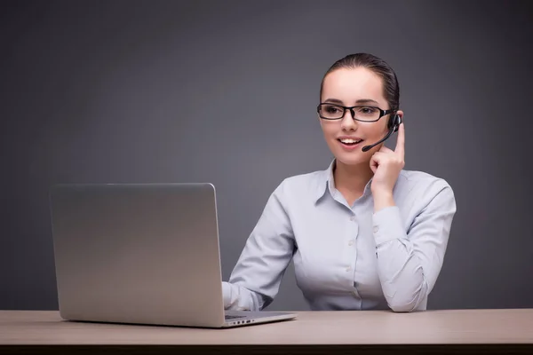 Operadora de centro de llamadas trabajando en su escritorio — Foto de Stock