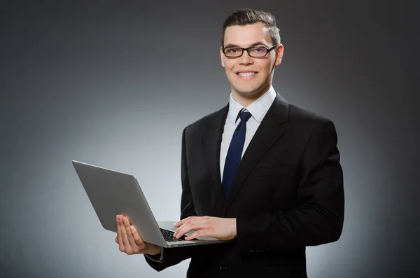 Uomo con laptop nel concetto di business — Foto Stock