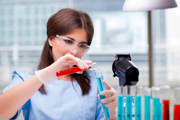 Mujer joven trabajando en el laboratorio —  Fotos de Stock
