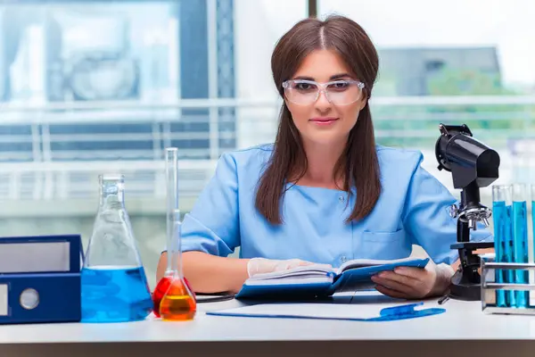 Jovem que trabalha no laboratório — Fotografia de Stock