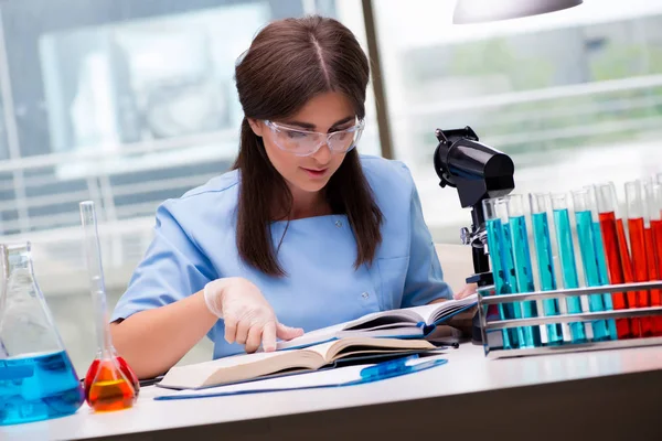 실험실에서 일 하는 젊은 여자 — 스톡 사진