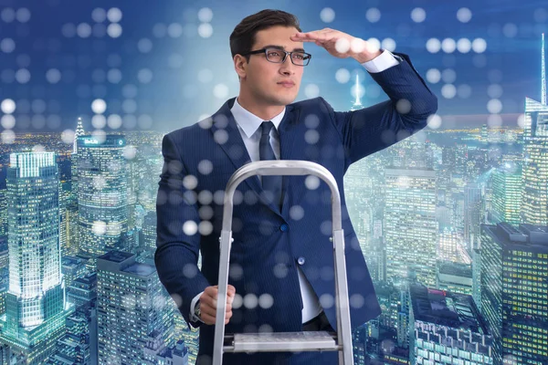 İş adamı iş dünyasında merdiveni tırmanır