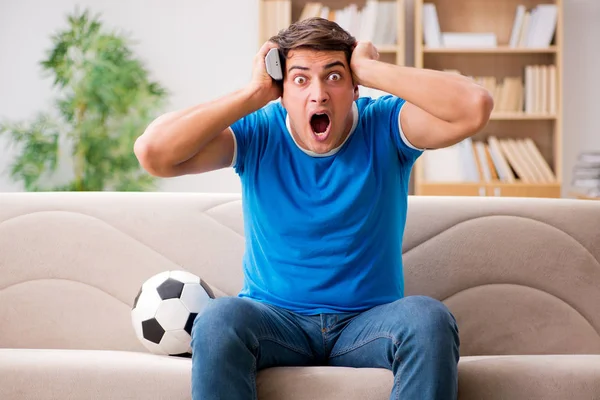 Hombre viendo fútbol en casa — Foto de Stock